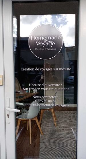 lettrage vitrine agence de voyage