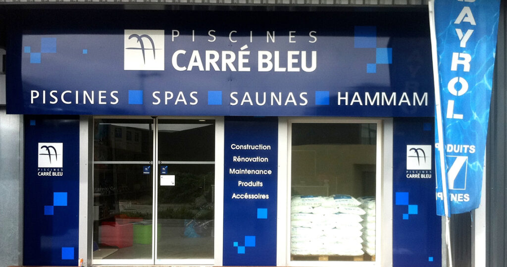 Piscines carré bleu réalisation Maudet enseigne